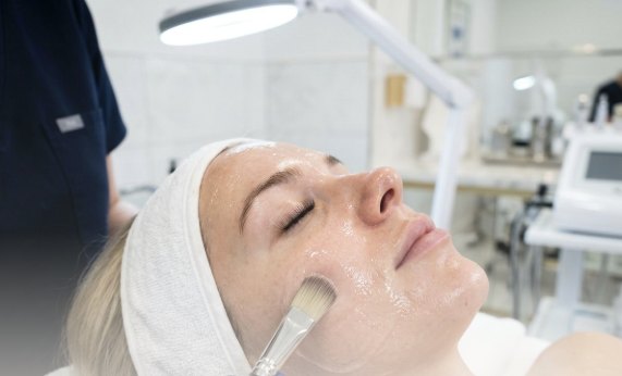 Application d'un peeling médical